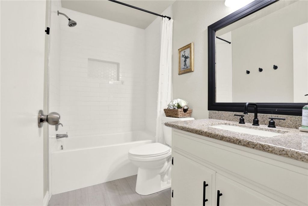listing image 130729902578108003258