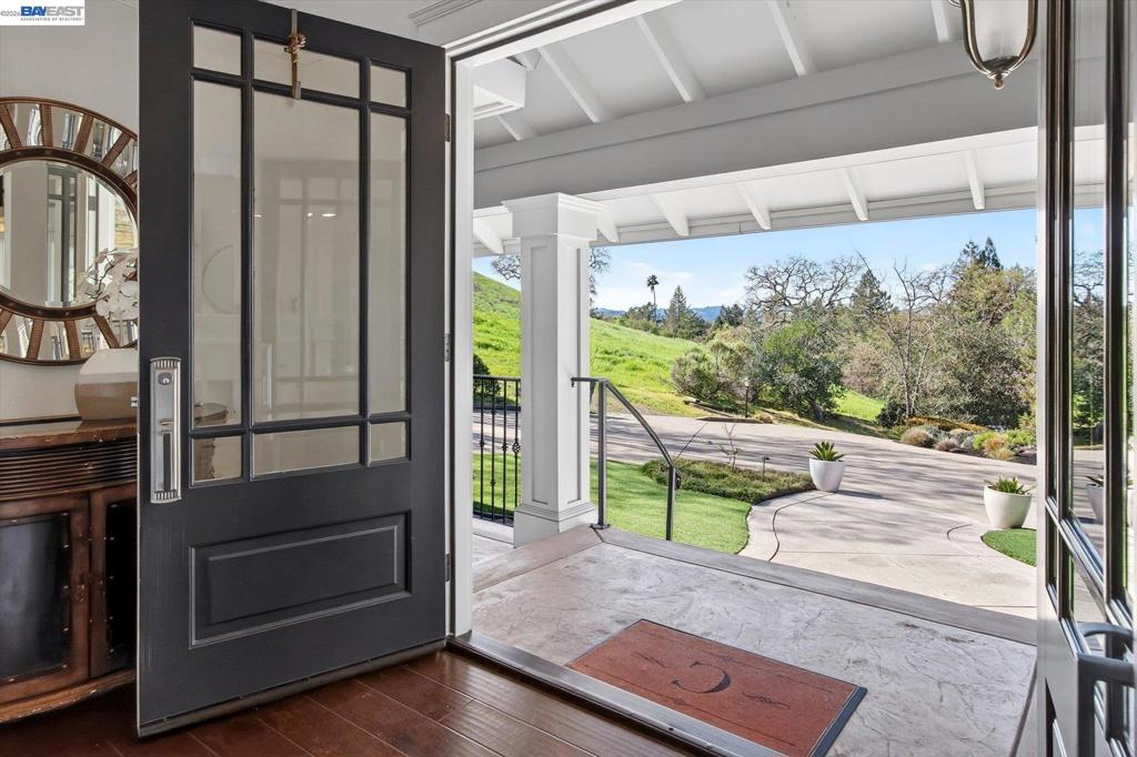 1923 1923 Whitecliff Way