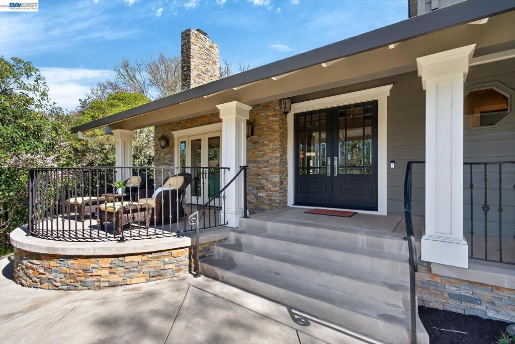 1923 1923 Whitecliff Way