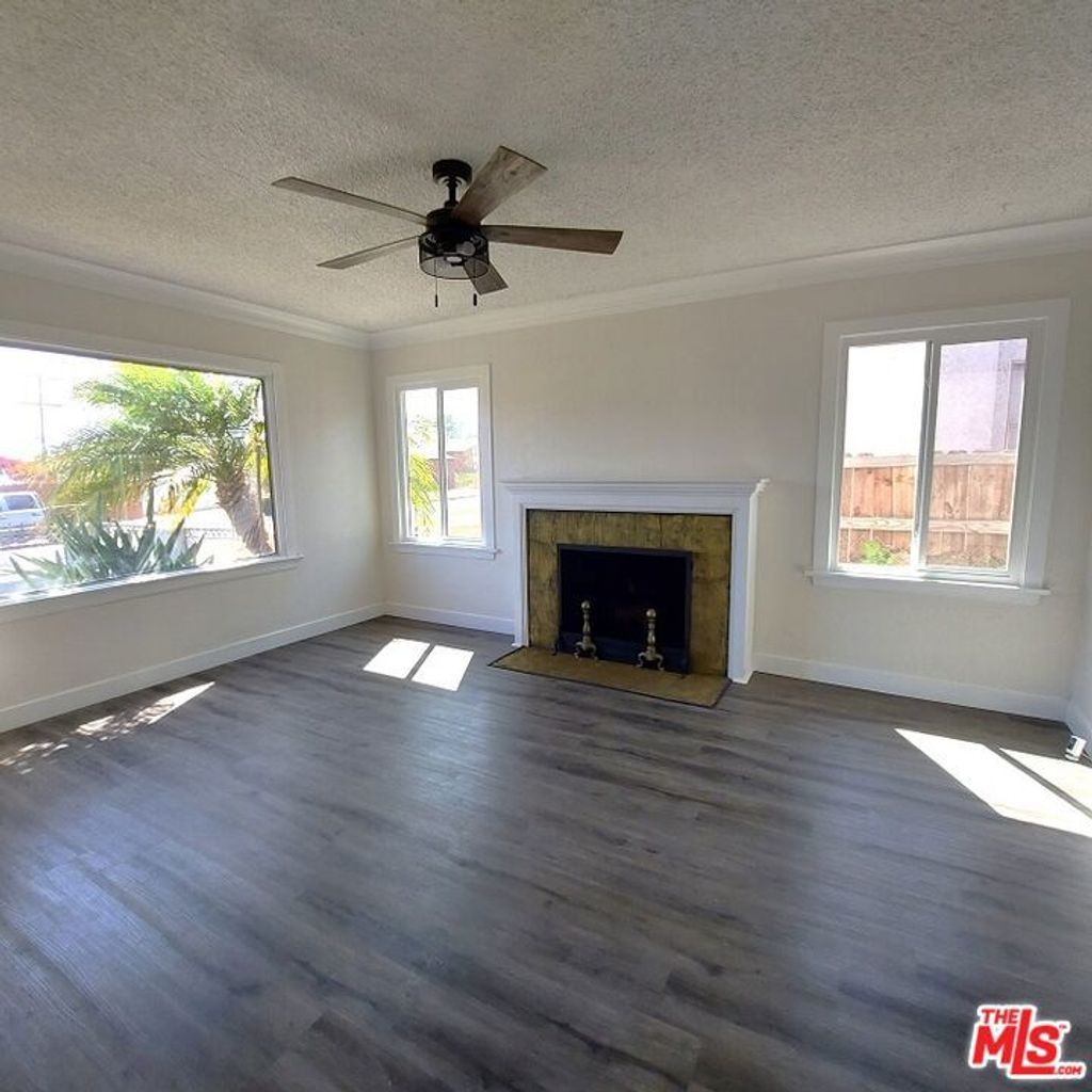 Photo of 3831 W 60th Street, Los Angeles, CA 90043 (MLS # 25582003)