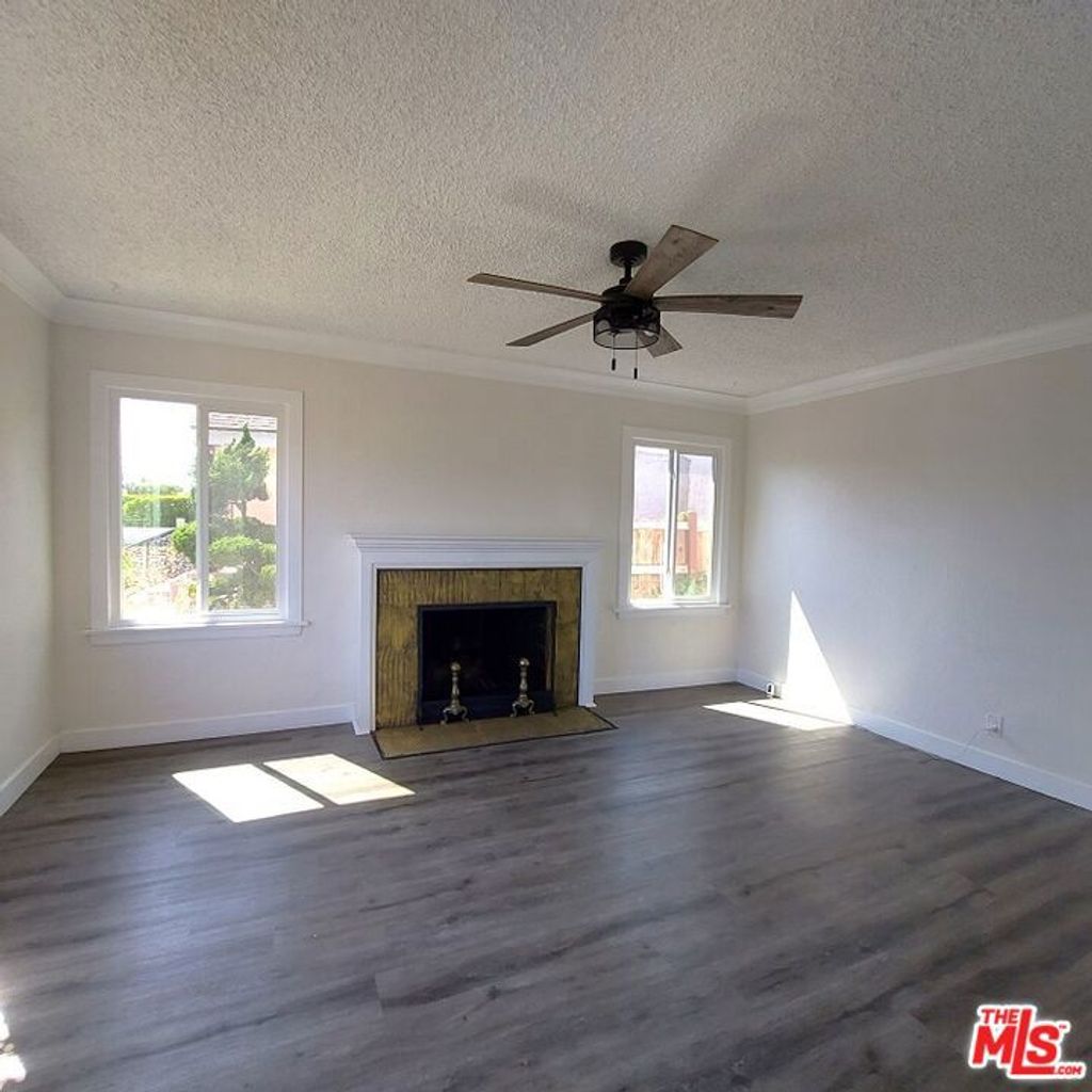 Photo of 3831 W 60th Street, Los Angeles, CA 90043 (MLS # 25582003)