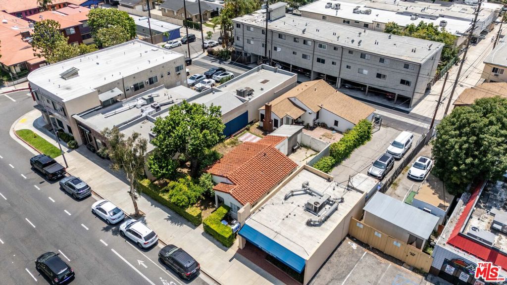 1422 W Glenoaks Boulevard