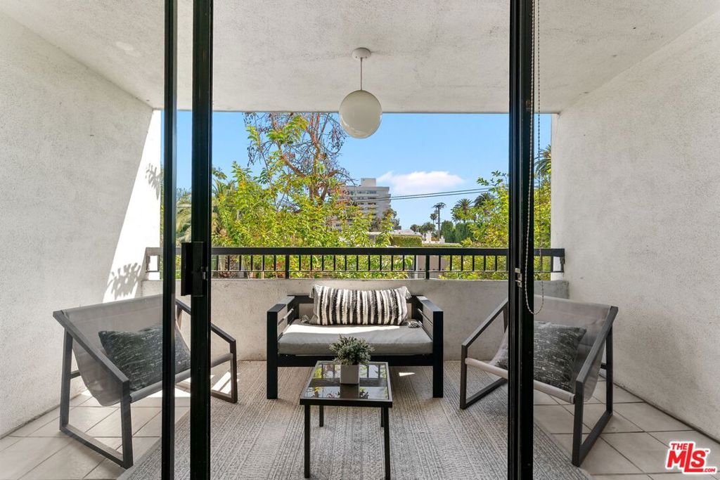 906 N Doheny Drive 311