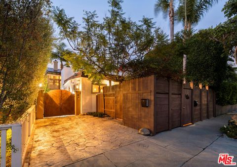 667 Santa Clara Avenue Venice CA 90291