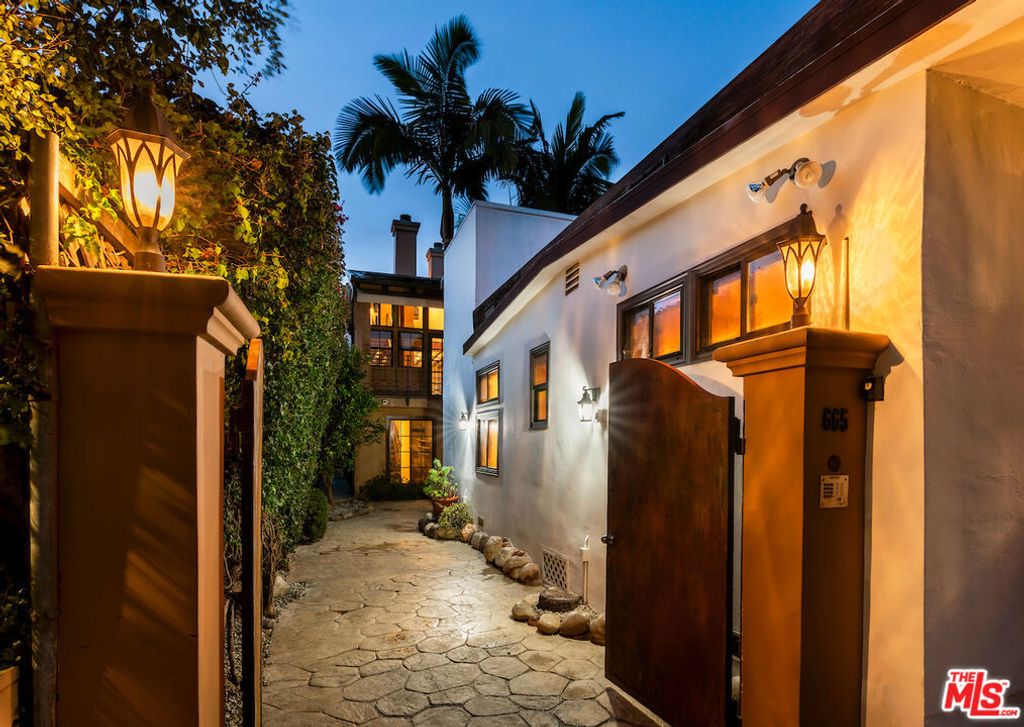 Photo of 667 Santa Clara Avenue, Venice, CA 90291 (MLS # 25539337)