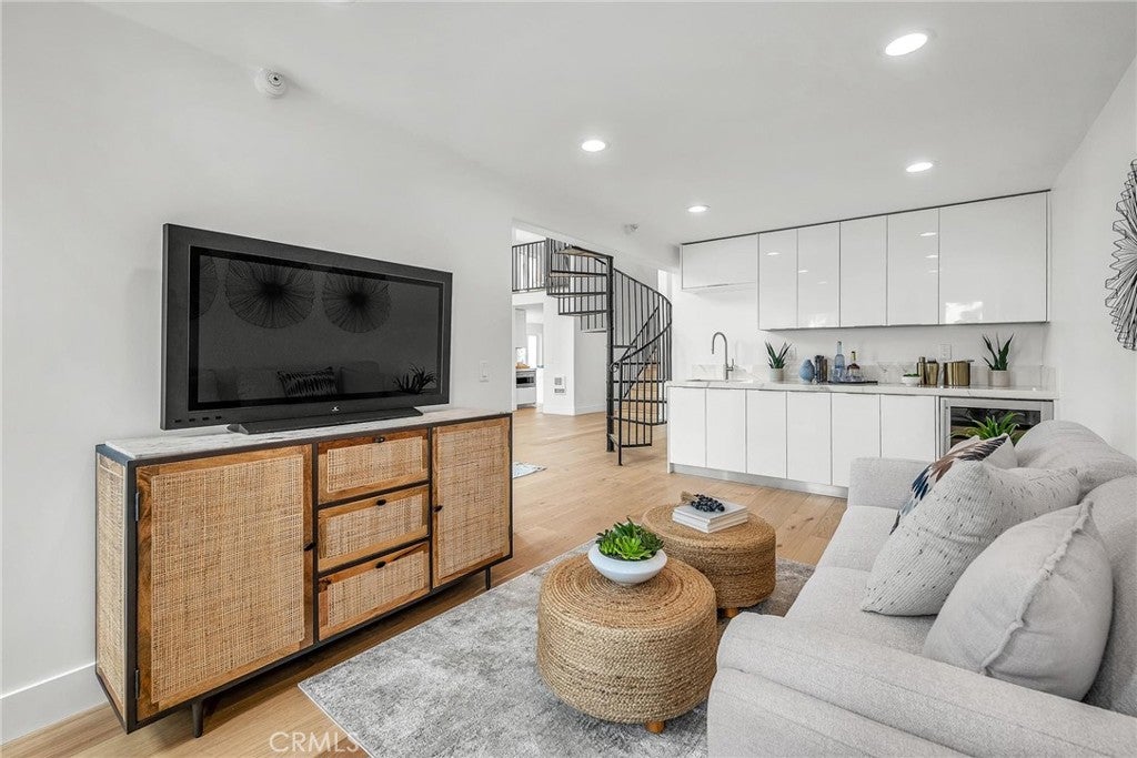 200 S Catalina Avenue 403
