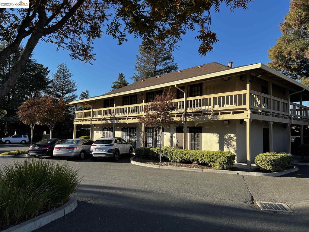 IMMACUATELY MAINTAINED OFFICE PARK! EXPANSIVE PARKING LOT WITH AMPLE CLIENT PARKING! GREAT OFFICE SPACE OPPORTUNITY! GROUND FLOOR UNIT! OVER 180 SQUARE FEET! NO TRIPLE NET CHARGES! ASK ABOUT INCENTIVES! A MUST-SEE PROPERTY!