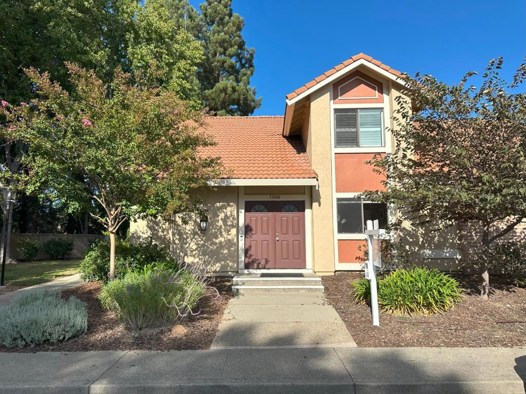 Rarely available end-unit townhome in Rancho Dorado community. 3 bedrooms and 2.5 bathrooms, features a huge master suite, street parking in front of home, excellent commuting location, 0.7 mile to Bart station, steps to Heather Farm Park and Bancroft shopping center, served by top rated Northgate schools. Price to sell!