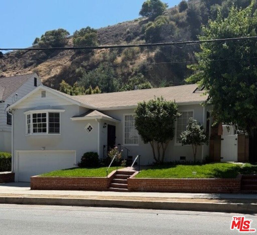 Photo of 2515 Canyon Drive, Los Angeles, CA 90068 (MLS # 25601057)