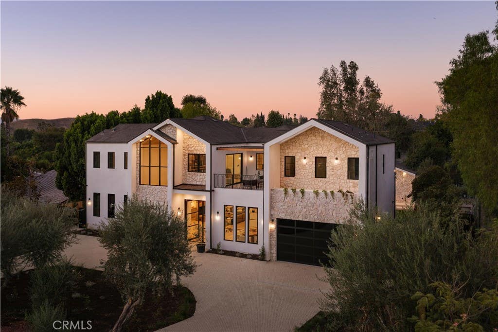 Photo of 4744 Vista De Oro Avenue, Woodland Hills, CA 91364 (MLS # SR26157820)
