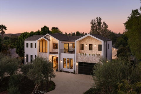 Photo of 4744 Vista De Oro Avenue, Woodland Hills, CA 91364 (MLS # SR26157820)