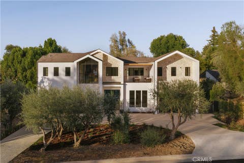 Photo of 4744 Vista De Oro Avenue, Woodland Hills, CA 91364 (MLS # SR26157820)