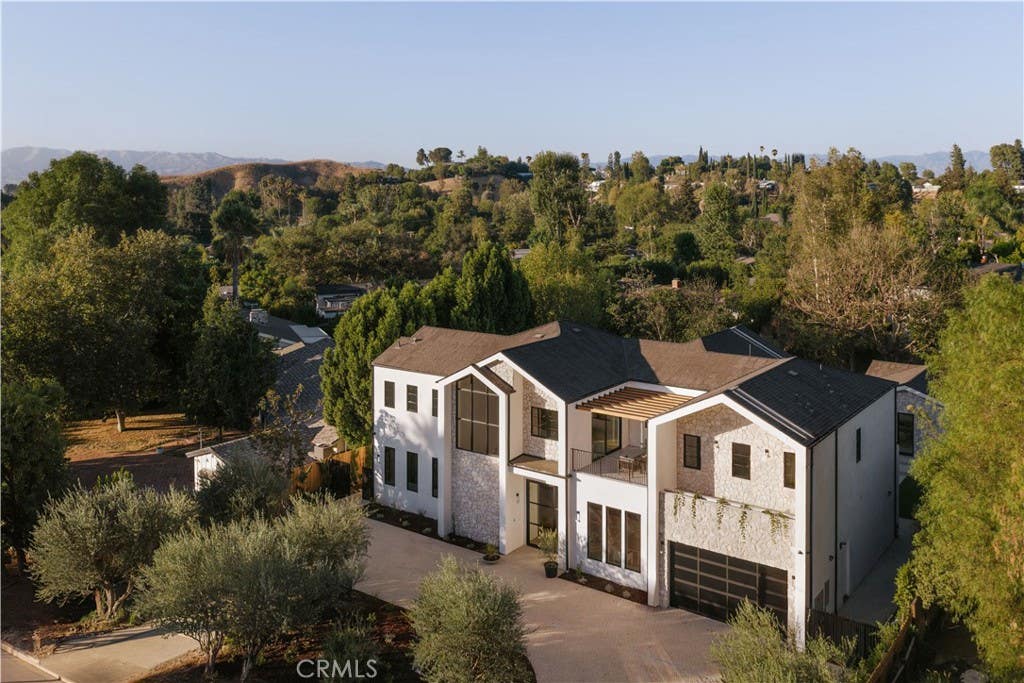 Photo of 4744 Vista De Oro Avenue, Woodland Hills, CA 91364 (MLS # SR26157820)