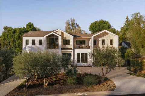 Photo of 4744 Vista De Oro Avenue, Woodland Hills, CA 91364 (MLS # SR26157820)