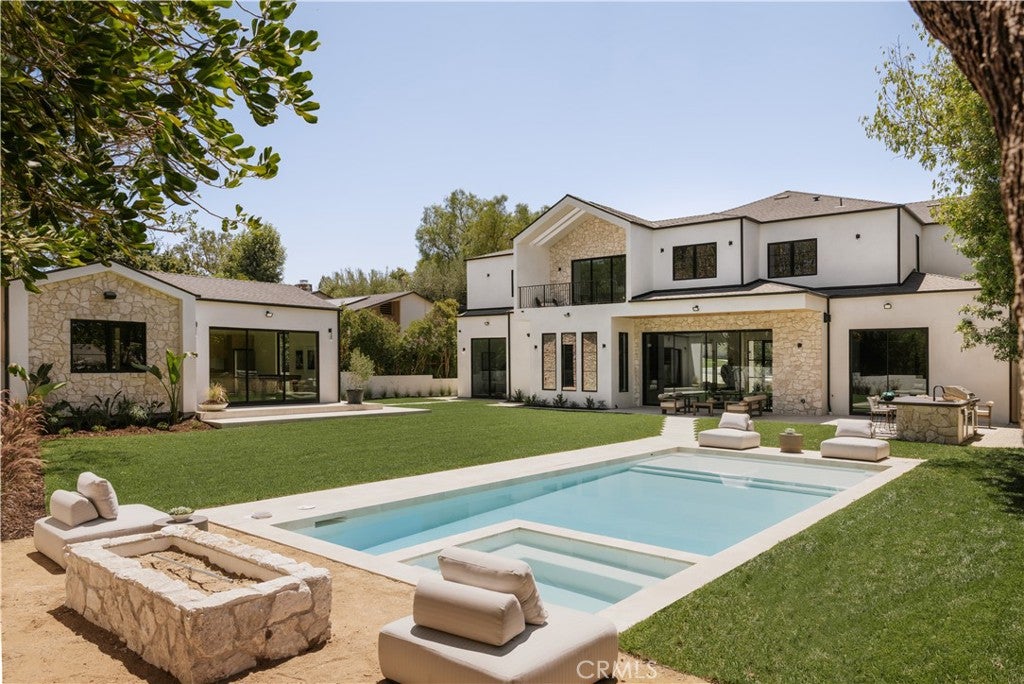 Photo of 4744 Vista De Oro Avenue, Woodland Hills, CA 91364 (MLS # SR26157820)
