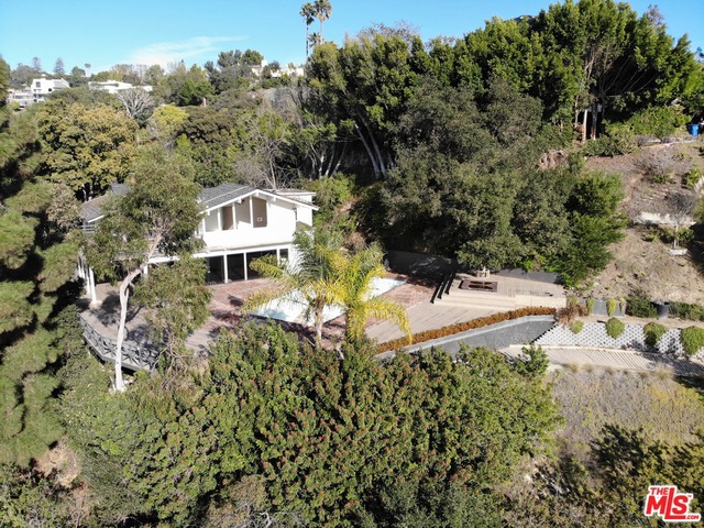 Amazing development opportunity on a 1.26 acre property in prime lower Bel-Air. Expansive 180 degree views of city, canyon, and Bel Air Country Club's famous back nine. Gated Entry with garden. If you are looking for a truly prestigious, private location with unbeatable views, this is your home!