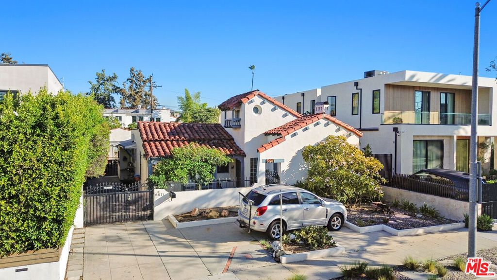 Photo of 6571 Colgate Avenue, Los Angeles, CA 90048 (MLS # 25608703)