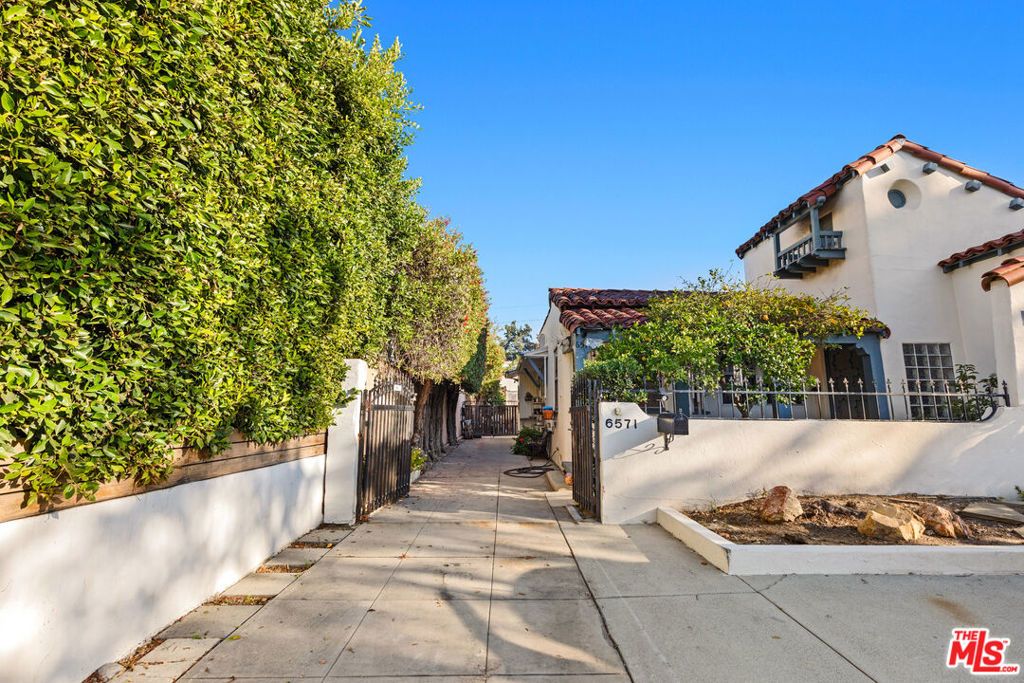 Photo of 6571 Colgate Avenue, Los Angeles, CA 90048 (MLS # 25608703)