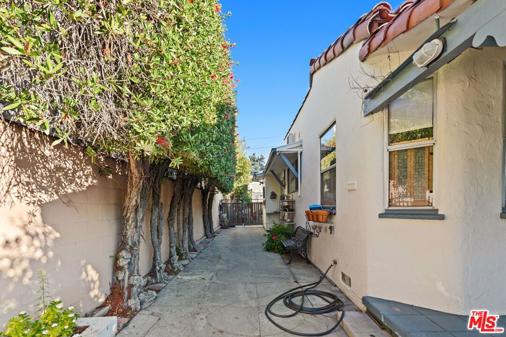 Photo of 6571 Colgate Avenue, Los Angeles, CA 90048 (MLS # 25608703)