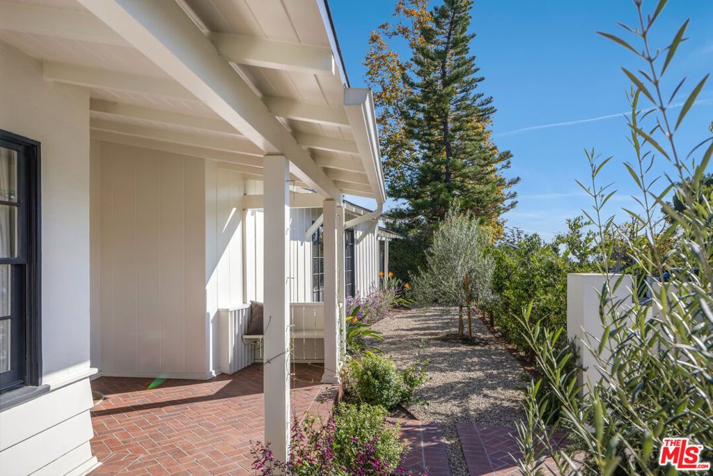 Photo of 516 Hanley Place, Los Angeles, CA 90049 (MLS # 25614615)