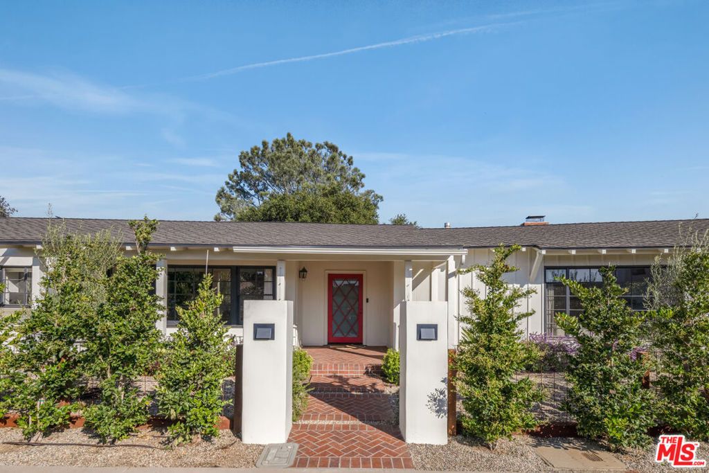 Photo of 516 Hanley Place, Los Angeles, CA 90049 (MLS # 25614615)