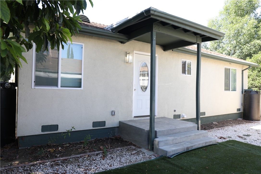 Nearly new 2-bedroom, 2-bath ADU in Reseda! Offering 892 sq. ft. of comfortable living space, this home features a primary suite with a walk-in closet, a spacious guest bedroom, and generous bathrooms. The interiors showcase a mix of tile and laminate flooring, along with quartz countertops in the kitchen. Additional amenities include in-unit washer and dryer hookups, solar panels, and a tankless water heater. Available for a 1-year lease. Move-in ready and bright, this ADU perfectly combines style and convenience.