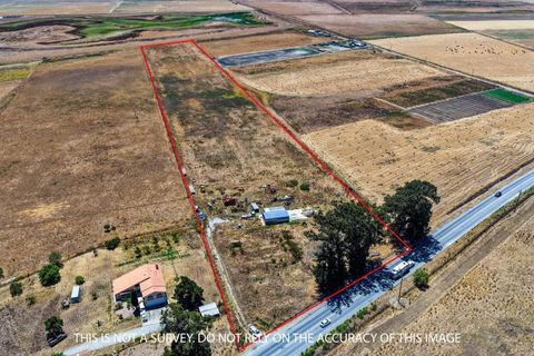 Photo of 4688 Pacheco Pass Highway, Gilroy, CA 95020 (MLS # ML82052558)