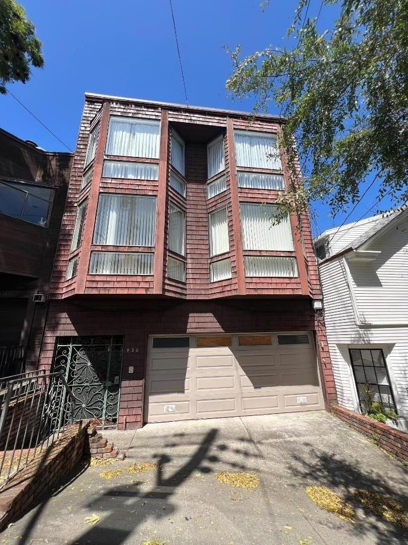 **Furnished Short-Term (6mos)or one year lease at 426 Arkansas, San Francisco, UNIT 3** - City Views: Enjoy beautiful views of San Francisco. - Pet-Friendly: Your furry friend (small size) is welcome here. - All-Inclusive Rent: Utilities. PGNE is Capped at $200 - Convenient Laundry: Coin-operated laundry facilities are available in the garage. This bright and warm furnished 3-bedroom, 2-bath unit at 426 Arkansas, San Francisco, occupies an entire floor, offering spacious living with great lighting and stunning city views. Ideal for travelers seeking a comfortable and convenient stay, whether for work, study, or leisure. Located close to UCSF, this unit is perfect for students, faculty, and visiting professionals. Enjoy the vibrant neighborhood with excellent walkability and a variety of nearby amenities, including grocery stores and diverse restaurants. The unit's prime location boasts a Walk Score of 96, Transit Score of 72, and Bike Score of 60. This rental offers everything you need for a pleasant and productive stay in San Francisco. **Rental term - 6 mos or one year **/**Security deposit (refundable) :$750**/ **Pet security deposit (none refundable ):$250/ per pet**/**Non Smoking Property"