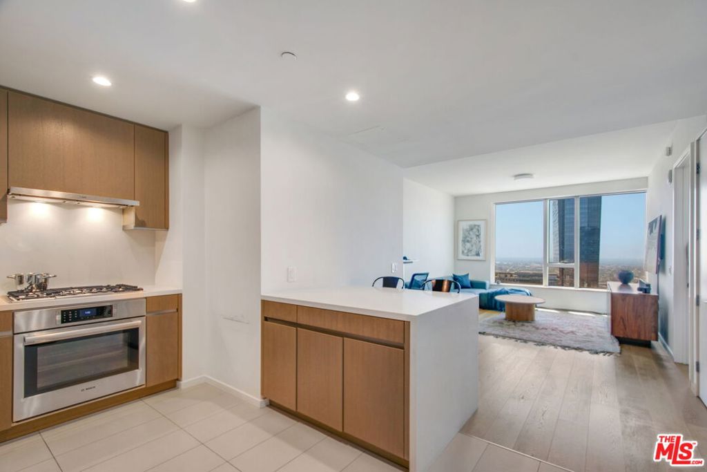 889 Francisco Street 3401