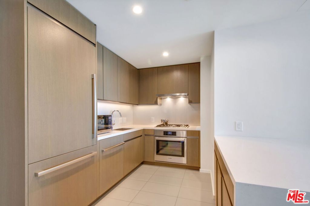 889 Francisco Street 3401