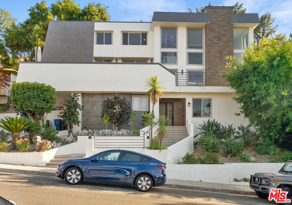 Photo of 3539 Alana Drive, Sherman Oaks, CA 91403 (MLS # 26637741)