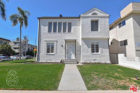 Photo of 1069 S Holt Avenue, Los Angeles, CA 90035 (MLS # 25610463) Photo of 1069 S Holt Avenue, Los Angeles, CA 90035 (MLS # 25610463)