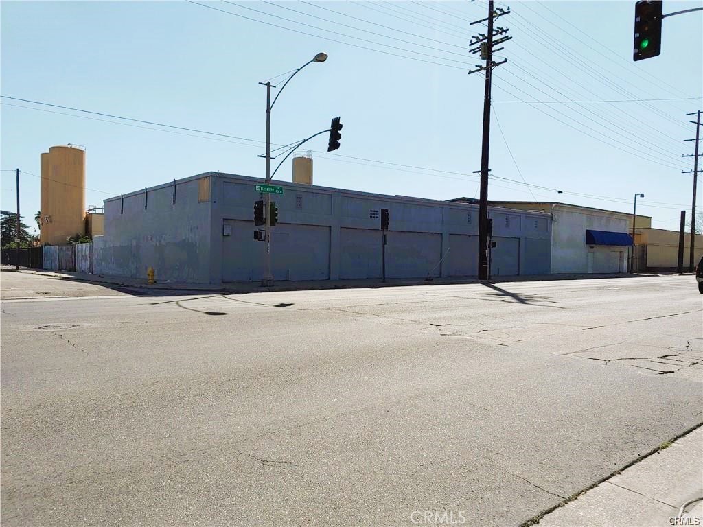 EXCELLENT LOCATION!!, Great opportunity for builders and investors, (Retail Stores) large building with lots of potential, just a block away from 215 Freeway.