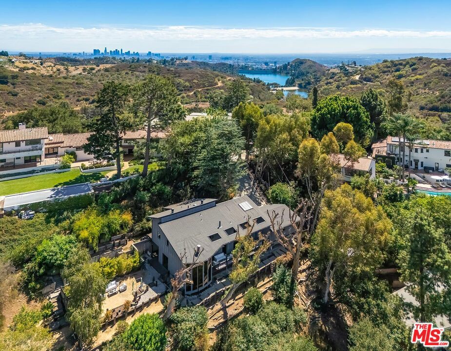 Properties 2 3583 Wonder View Drive