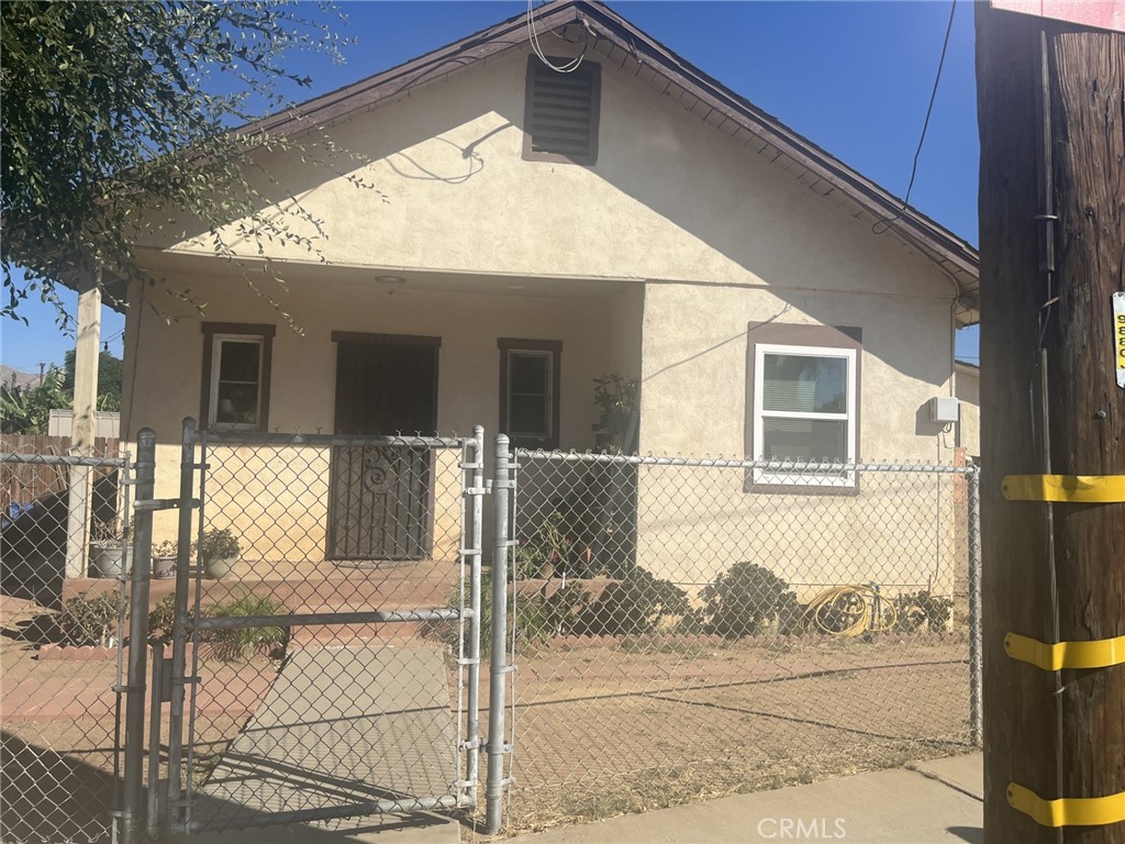 Nice cozy home perfect for first time home buyers. This property is conveniently located to the 91 Freeway and Schools.