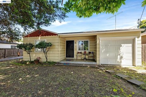 Photo of 462 Hampton Rd RD, Hayward, CA 94541 (MLS # 41134454)