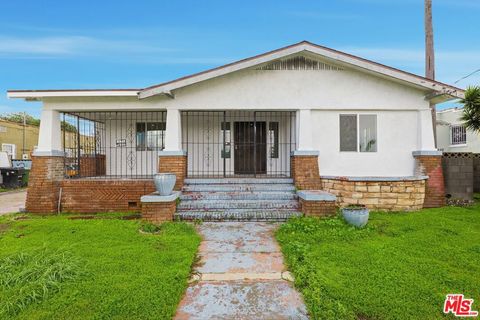 Photo of 1526 W 105th Street, Los Angeles, CA 90047 (MLS # 25585479)