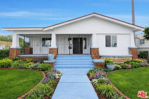 Photo of 1526 W 105th Street, Los Angeles, CA 90047 (MLS # 25585479)