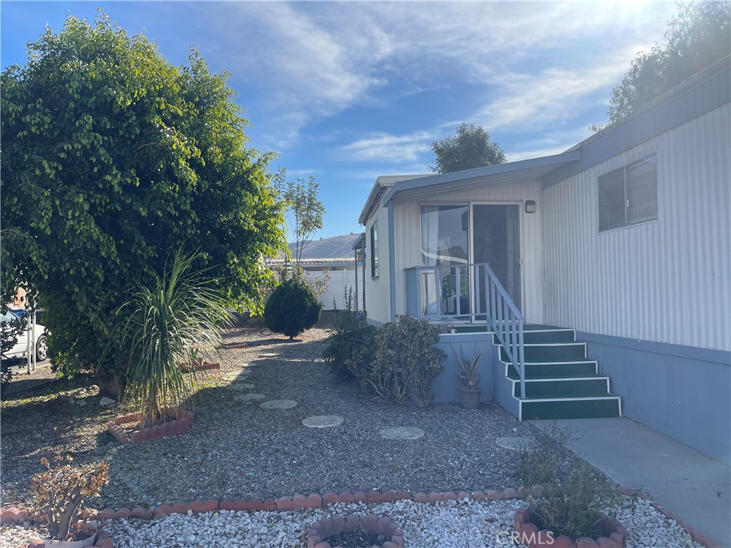Located in a desirable 55+ senior park, this move-in-ready home features 2 bedrooms and 2 bathrooms, spacious yards, and ample parking. Conveniently situated near freeways and shopping centers, it offers both comfort and accessibility.