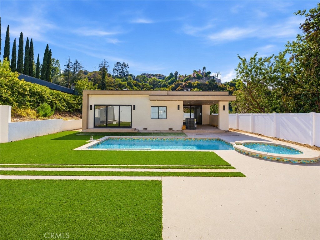 17000 Escalon