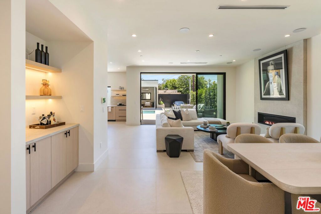 Photo of 2115 Walnut Avenue, Venice, CA 90291 (MLS # 25566181)