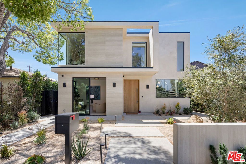 Photo of 2115 Walnut Avenue, Venice, CA 90291 (MLS # 25566181)