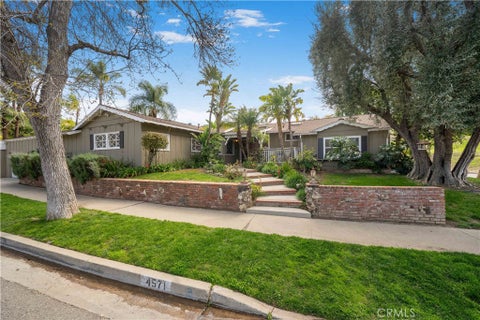 Photo of 4571 Canoga Drive, Woodland Hills, CA 91364 (MLS # SR26205844)