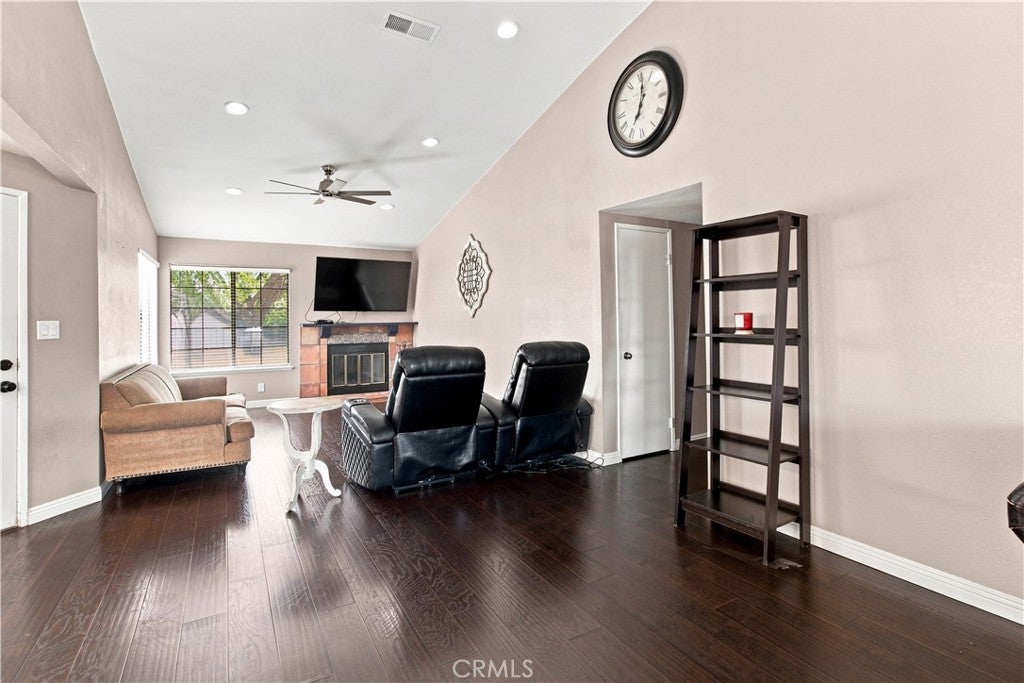 4825 Avenida Vista Verde