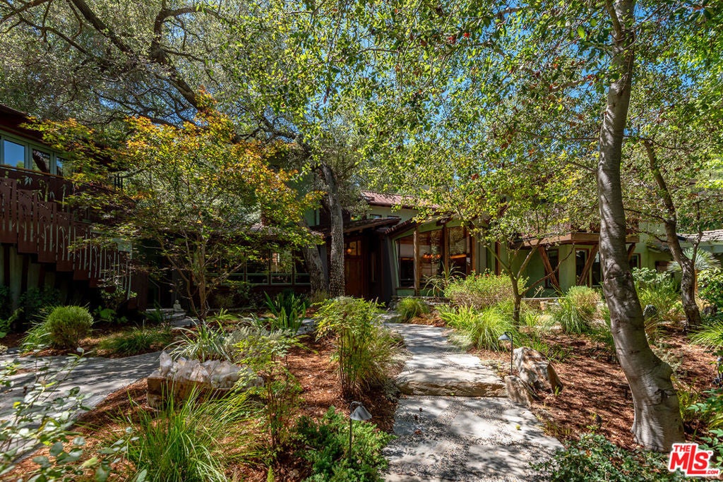 Photo of 3851 Kingswood Road, Sherman Oaks, CA 91403 (MLS # 26985939)