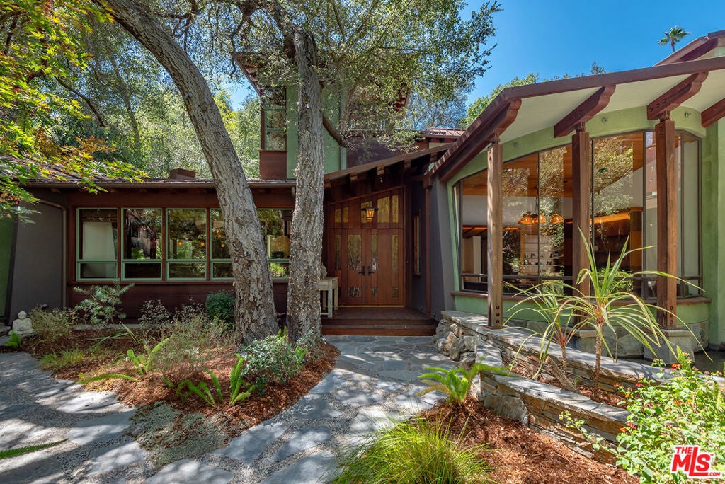 Photo of 3851 Kingswood Road, Sherman Oaks, CA 91403 (MLS # 26985939)