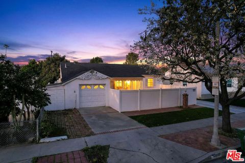Photo of 18813 Cantlay Street, Reseda, CA 91335 (MLS # 26644463)