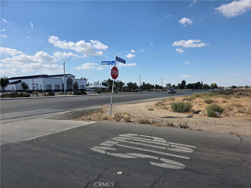 "Looking for the perfect spot to build your dream home? This property offers the ideal location close to shopping centers, schools, and everything the city has to offer. Don't miss this opportunity to create your ideal living space in a prime location!''