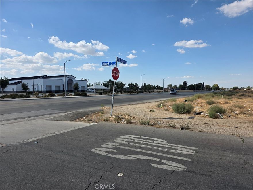 "Looking for the perfect spot to build your dream home? This property offers the ideal location close to shopping centers, schools, and everything the city has to offer. Don't miss this opportunity to create your ideal living space in a prime location!''