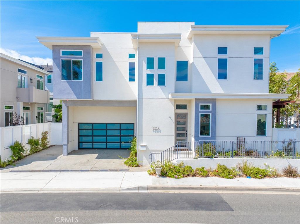 Photo of 1303 Harkness Ln, Redondo Beach, CA 90278 (MLS # SB25216725)